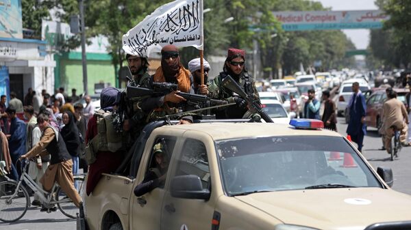 Боевики движения Талибан* (террористическая организация запрещенная в РФ) во время патрулирования в Кабуле - Sputnik Ўзбекистон