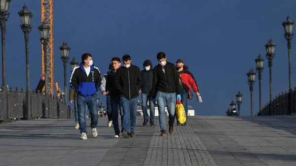 Пешеходы идут по Патриаршему мосту в Москве - Sputnik Ўзбекистон
