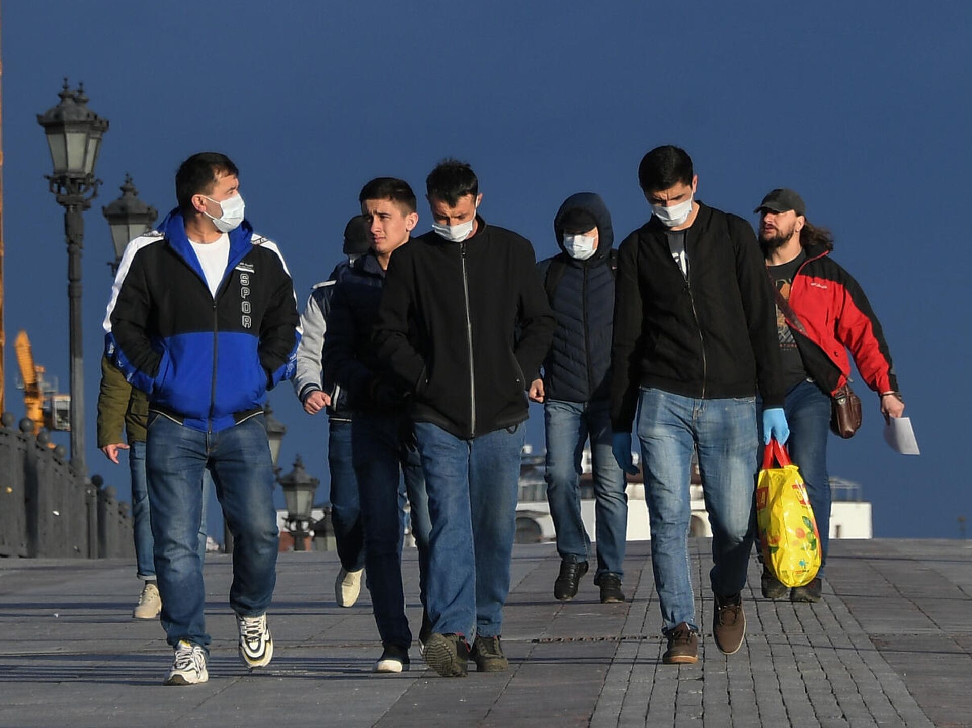 Хамелеон толпа. Толпа Дагеста+нцев. Толпа людей на улице зимой. Мигранты в Корее хорошее качество фото. Саратовские парни толпа фото.