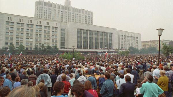19 августа 1991 года в Москве объявлено чрезвычайное положение, в город введены войска и техника. Манифестация у здания Верховного Совета РСФСР под названием Акция в защиту Белого дома. - Sputnik Узбекистан