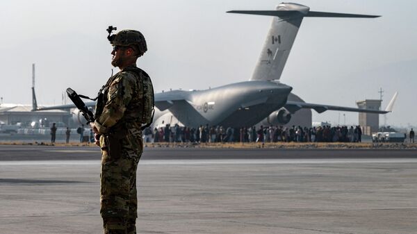 Американский военный в аэропорту Кабула, 20 августа 2021 года - Sputnik Ўзбекистон