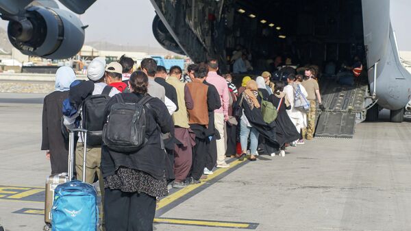 Беженцы в аэропорту Кабула - Sputnik Ўзбекистон