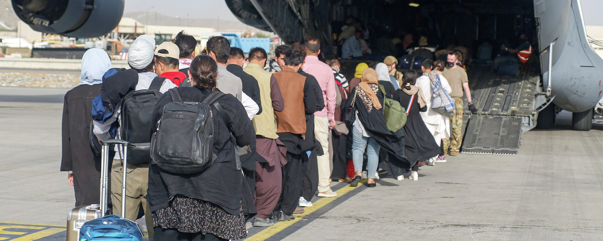 Беженцы в аэропорту Кабула - Sputnik Ўзбекистон, 1920, 01.09.2021