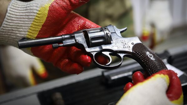Револьвер системы Нагана (Семизарядный револьвер, разработанный и производившийся бельгийскими промышленниками братьями Эмилем и Леоном Наганами для Российской Империи) - Sputnik Узбекистан
