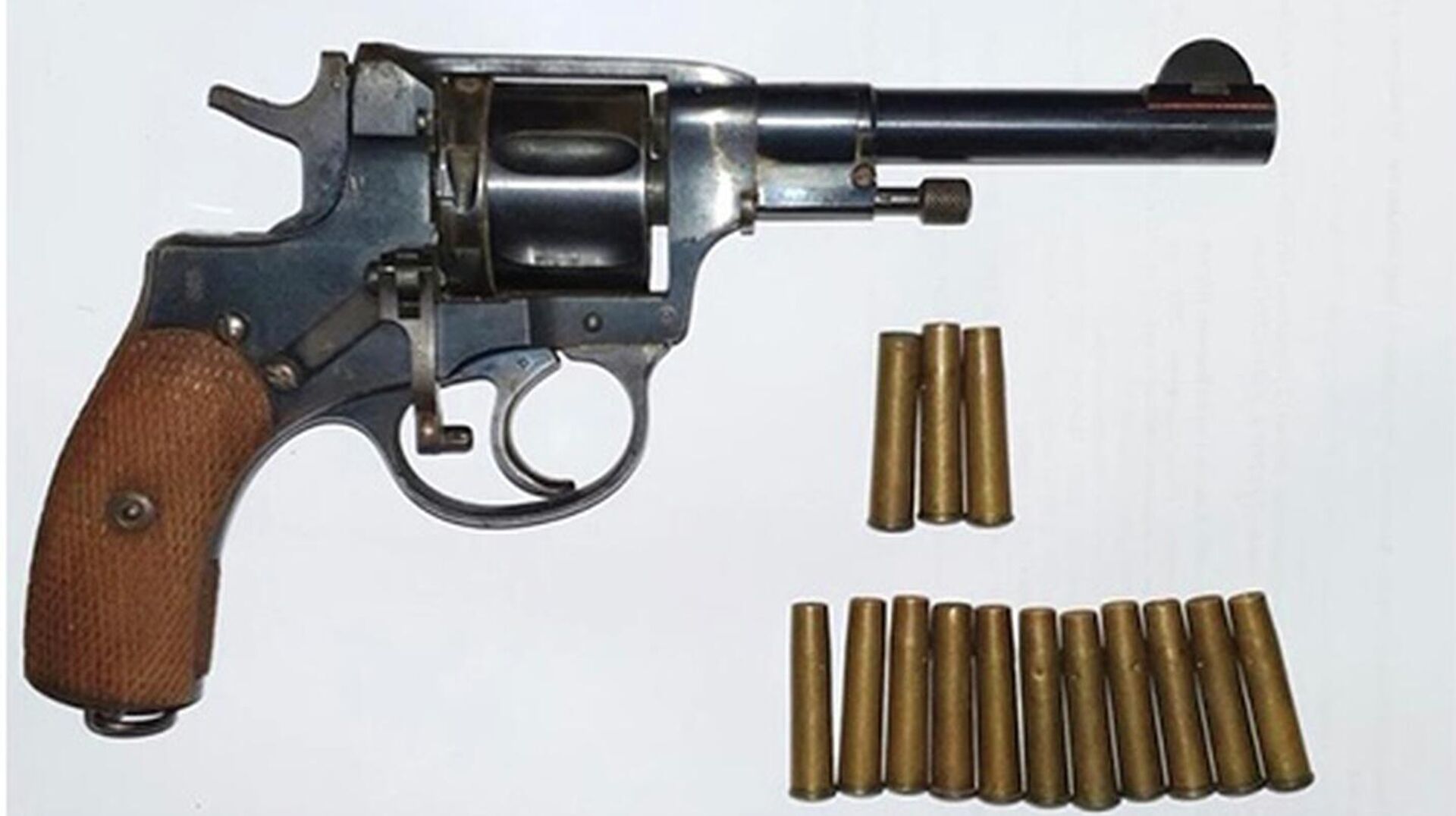 Боевой револьвер Наган (7,62 мм), произведенный в 1917 году, и 14 боевых патронов - Sputnik Узбекистан, 1920, 22.08.2021