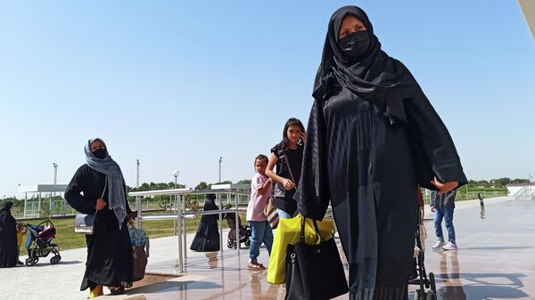 Беженцы из Афганистана в аэропорту Термеза - Sputnik Ўзбекистон