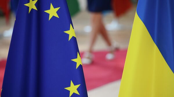 Флаги Украины и Европейского Союза. - Sputnik Ўзбекистон