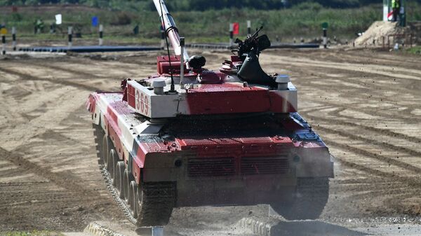 Танк Т-72Б3 команды военнослужащих Китая во время соревнований танковых экипажей в рамках конкурса Танковый биатлон-2021  - Sputnik Узбекистан