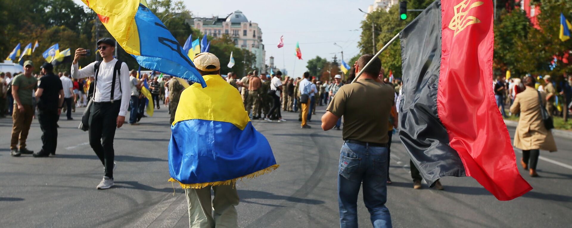 Участники Марша защитников Украины во время акции в рамках празднования Дня независимости страны в Киеве - Sputnik Узбекистан, 1920, 24.08.2021