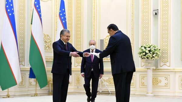 Президенту Узбекистана вручают верительные грамоты - Sputnik Узбекистан