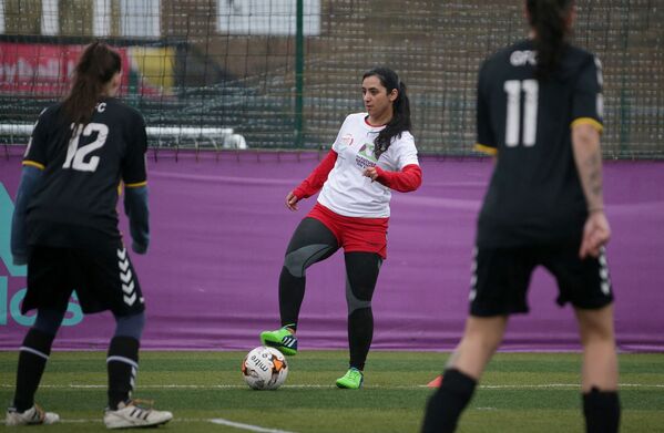 Бывший член женской футбольной команды Афганистана Khalida Popal в Лондоне, 18 августа 2021 года. - Sputnik Узбекистан