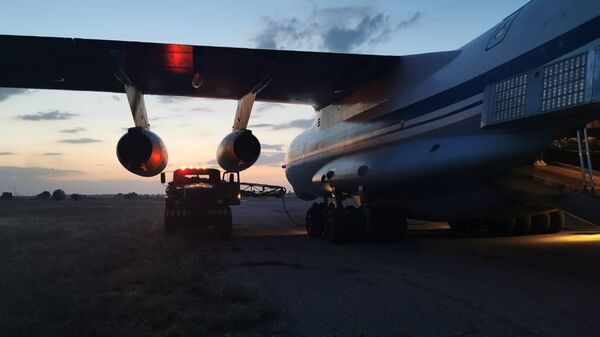 Zapravka toplivom gruzovogo samoleta Il-76MD vo vremya evakuatsii grajdan RF iz Afganistana. - Sputnik O‘zbekiston