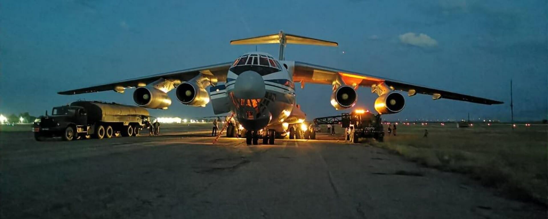 Грузовой самолет Ил-76МД во время эвакуации граждан РФ из Афганистана. - Sputnik Узбекистан, 1920, 30.08.2021