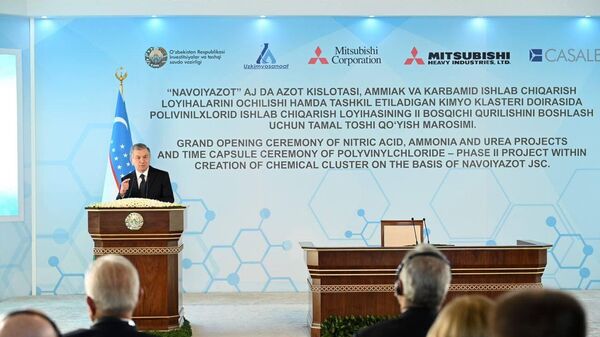 Президент Узбекистана Шавкат Мирзиёев на открытии заводов в АО Навоиазот - Sputnik Узбекистан
