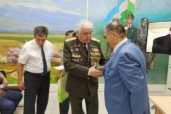 Награждение воинов-интернационалистов государственными и боевыми наградами - Sputnik Узбекистан