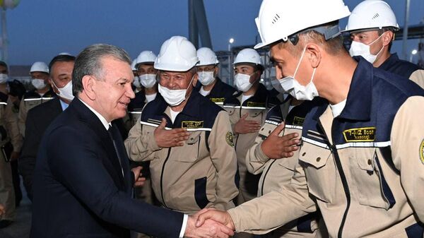 Президент Шавкат Мирзиёев во время визита на завод по переработке техногенных отходов в Навоийской области. - Sputnik Узбекистан