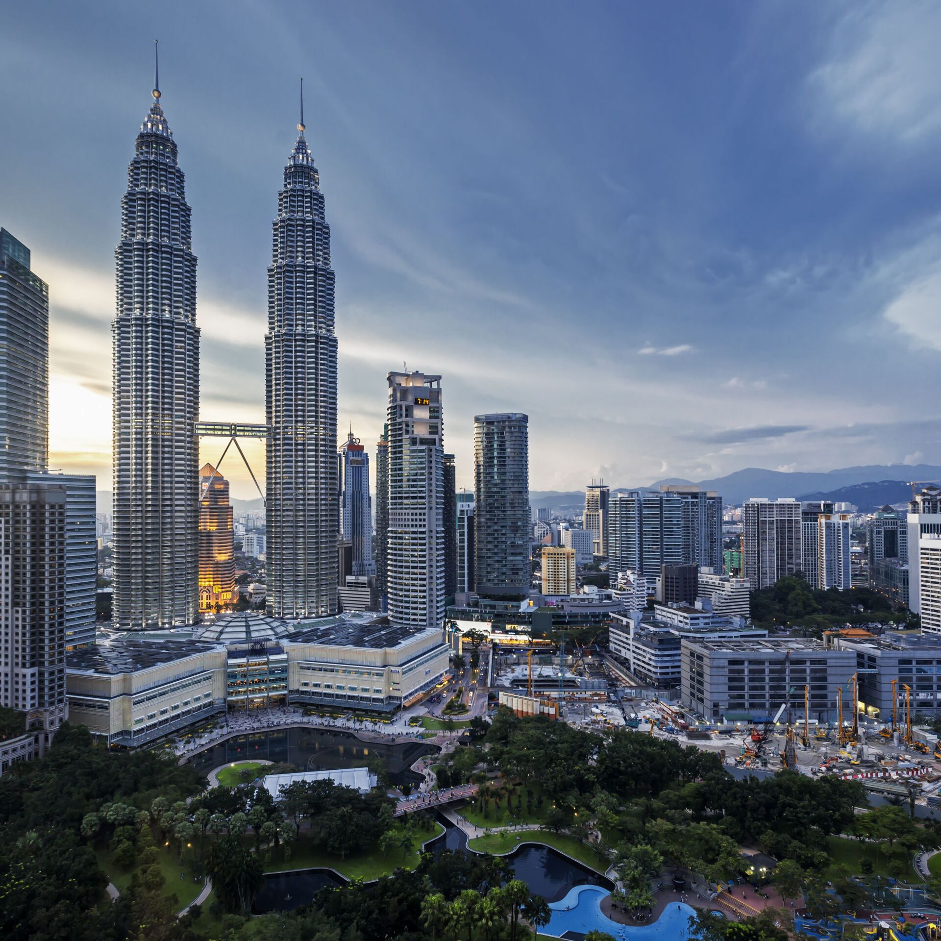 Бангкок куала. Малайзия куалумпур. Куала-Лумпур Малайзия население. Petronas Twin Towers. Petronas Towers в Куала-Лумпуре.