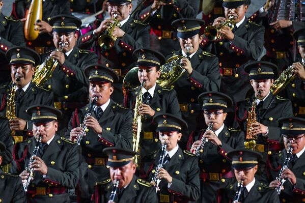 Военный оркестр Министерства обороны Мексики выступает на фестивале &quot;Спасская башня&quot;. - Sputnik Узбекистан
