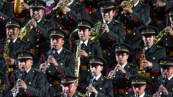 Военный оркестр Министерства обороны Мексики выступает на торжественной церемонии открытия XIV Международного военно-музыкального фестиваля Спасская башня на Красной площади в Москве - Sputnik Ўзбекистон