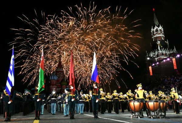 Салют на торжественной церемонии открытия XIV Международного военно-музыкального фестиваля Спасская башня на Красной площади в Москве - Sputnik Узбекистан