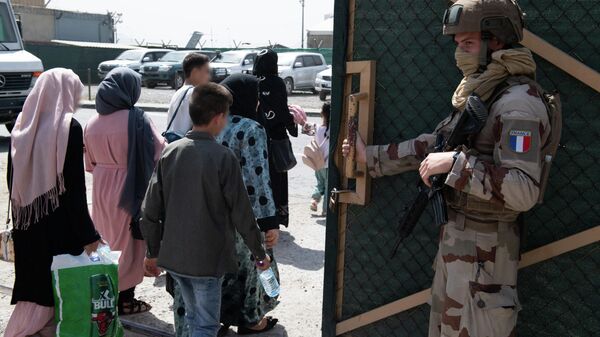 Французский военный в аэропорту Кабула  - Sputnik Ўзбекистон