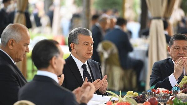 Президент Шавкат Мирзиёев в День памяти жертв репрессий на аллее Шахидлар Хотираси  - Sputnik Узбекистан