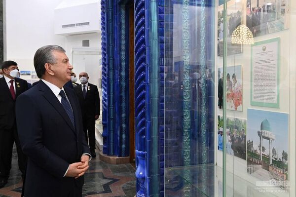 Президент Шавкат Мирзиёев на аллее памяти жертв репрессий. - Sputnik Узбекистан