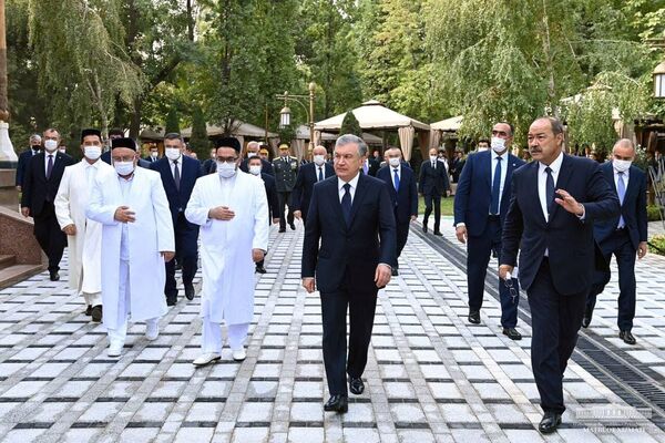 Президент Шавкат Мирзиёев на аллее памяти жертв репрессий. - Sputnik Узбекистан