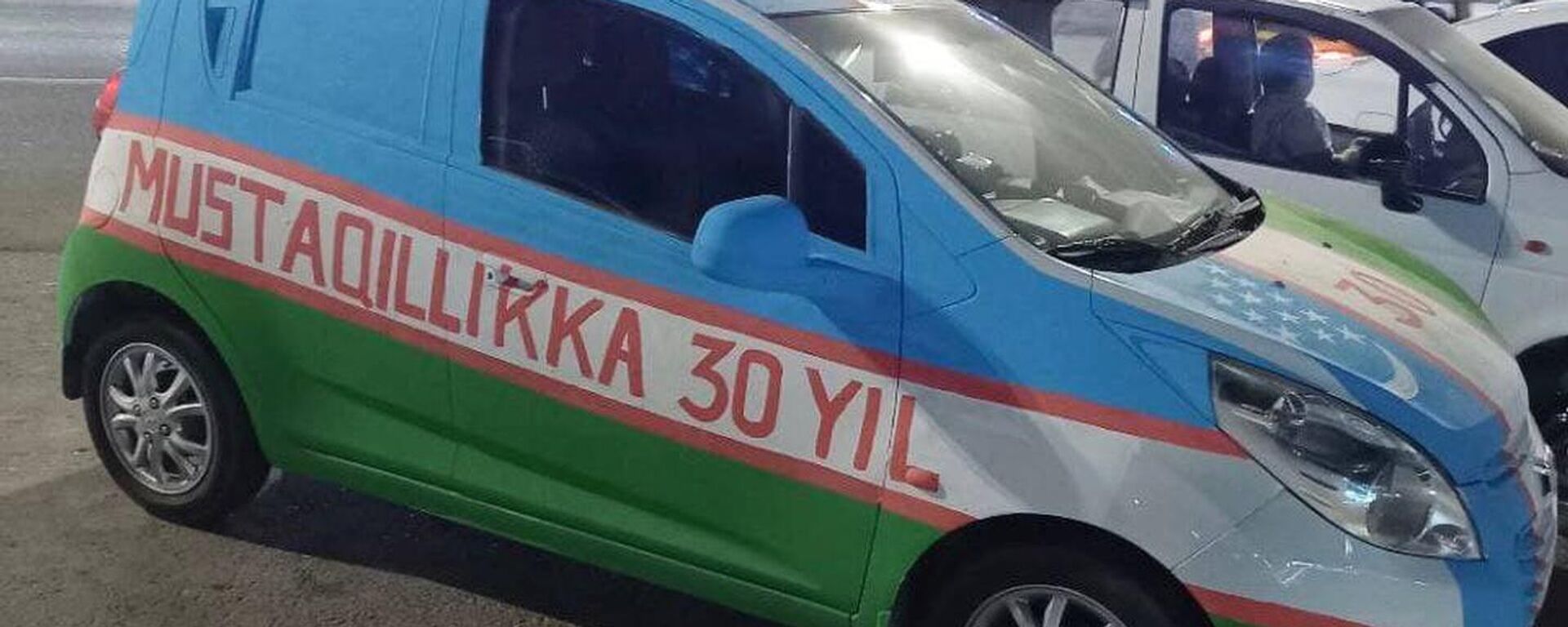 В Бухаре водители разрисовали авто в цвета государственного флага - Sputnik Узбекистан, 1920, 01.09.2021