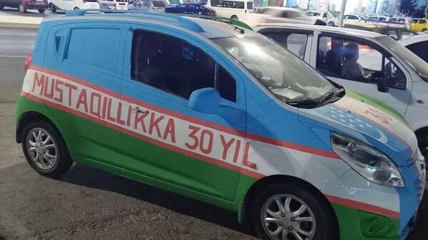 В Бухаре водители разрисовали авто в цвета государственного флага - Sputnik Узбекистан