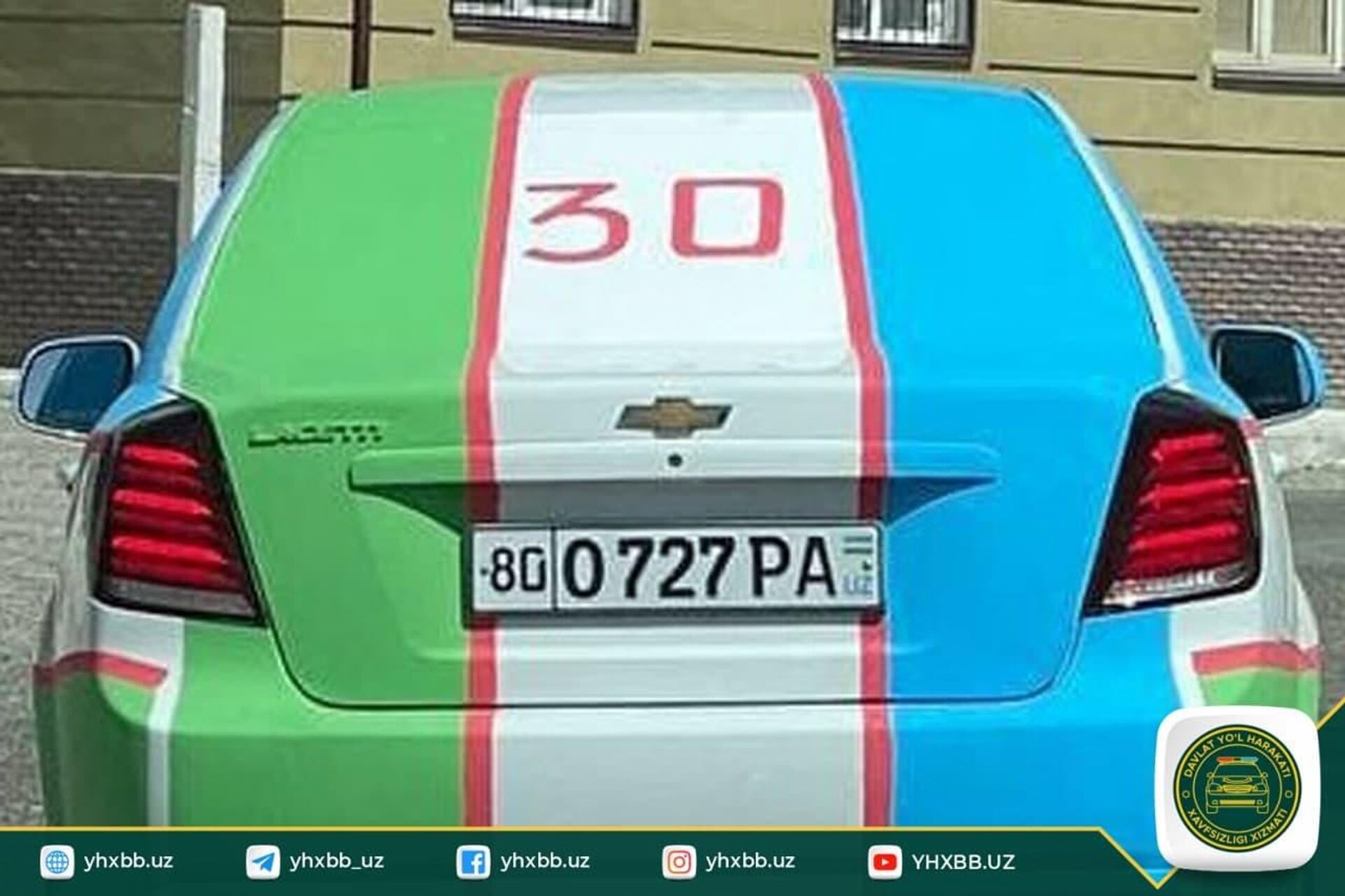В Бухаре водители разрисовали авто в цвета государственного флага - Sputnik Узбекистан, 1920, 01.09.2021