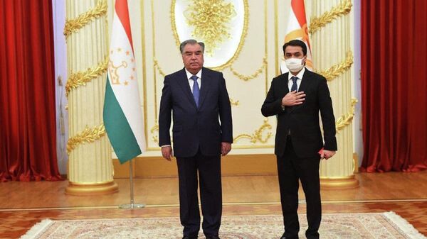 Президент Таджикистана Эмомали Рахмон и его сын Рустам Эмомали - Sputnik Ўзбекистон