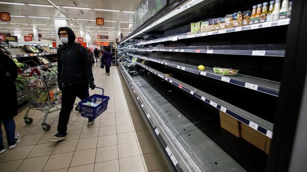 Люди возле пустых полок в супермаркете Лондона - Sputnik Узбекистан