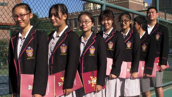 Китайские студенты готовятся к церемонии открытия кампуса Haileybury College в муниципалитете Тяньцзинь  - Sputnik Ўзбекистон