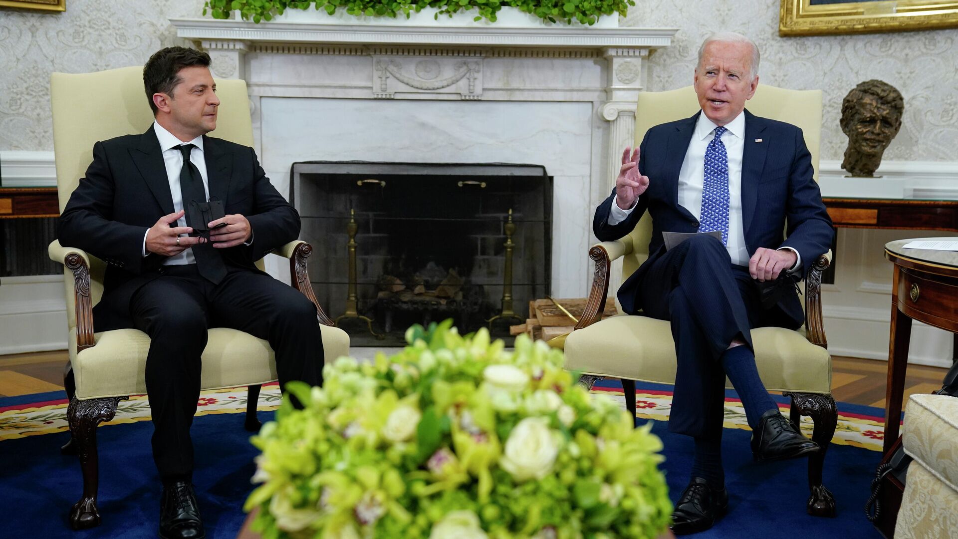 Президент Украины Владимир Зеленский во время встречи с президентом США Джо Байденом - Sputnik Узбекистан, 1920, 02.09.2021