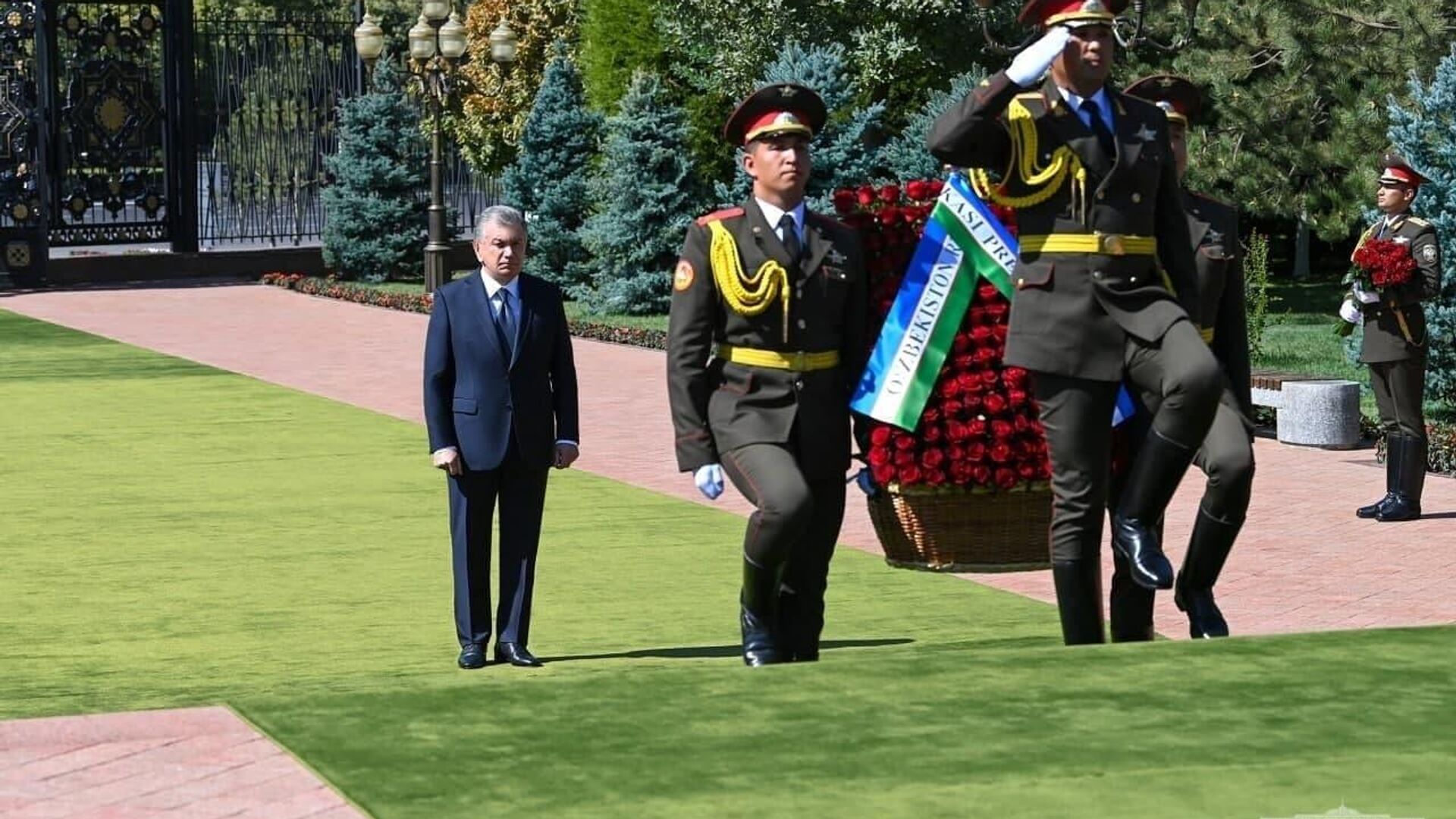 Президент Шавкат Мирзиёев 2 сентября возложил цветы к подножию памятника первому президенту Узбекистана Исламу Каримову - Sputnik Узбекистан, 1920, 02.09.2021