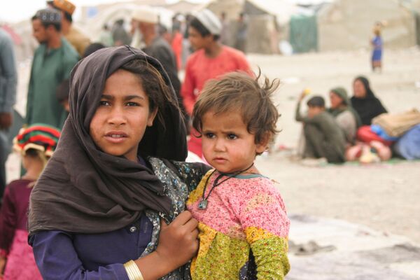 Афганские беженцы бегут в Пакистан семьями и живут в палатках в приграничном городе Чаман. - Sputnik Узбекистан