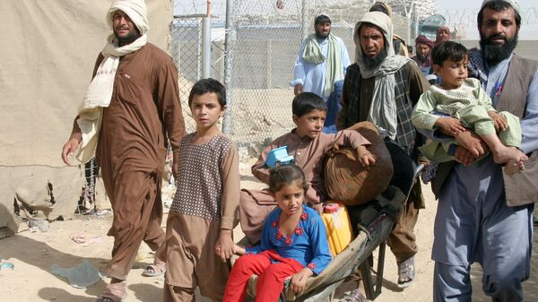 Семья из Афганистана на контрольно-пропускном пункте Ворота дружбы в пакистано-афганском пограничном городе Чаман, Пакистан - Sputnik Ўзбекистон