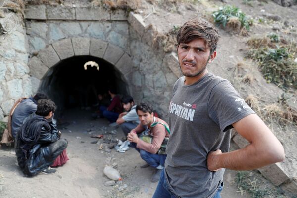 Афганские беженцы прячутся в тоннеле, чтобы не попасться турецким полицейским после незаконного пересечения границы. - Sputnik Узбекистан