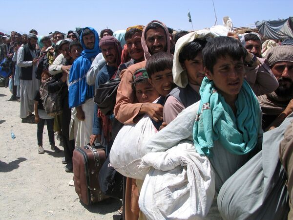 На границе между Афганистаном и Пакистаном разрастаются огромные очереди беженцев. - Sputnik Узбекистан