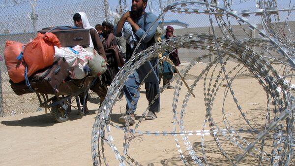 Семья, прибывающая из Афганистана, проходит через контрольно-пропускной пункт Ворота дружбы в пакистано-афганском пограничном городе Чаман, Пакистан - Sputnik Узбекистан