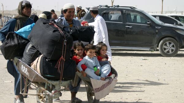 Семья из Афганистана с вещами на контрольно-пропускном пункте Ворота дружбы в пакистано-афганском пограничном городе Чаман, Пакистан - Sputnik Узбекистан