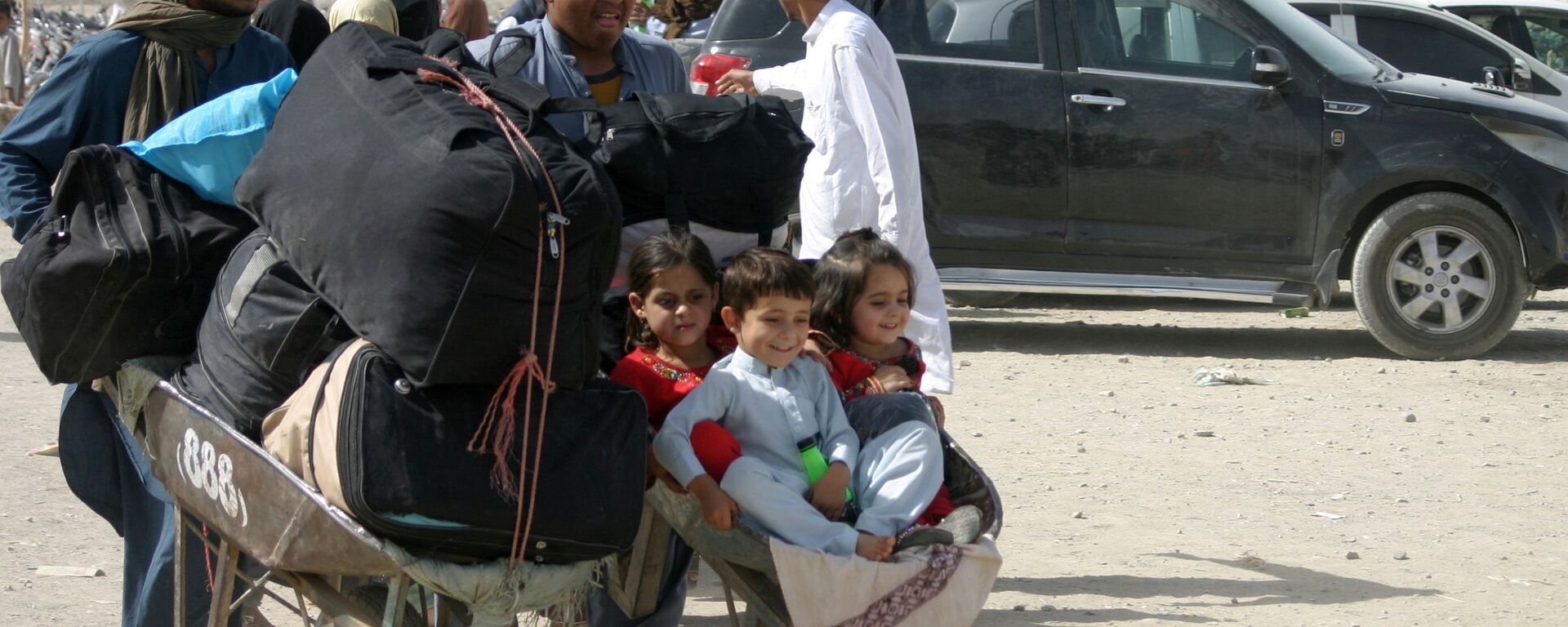Семья из Афганистана с вещами на контрольно-пропускном пункте Ворота дружбы в пакистано-афганском пограничном городе Чаман, Пакистан - Sputnik Узбекистан, 1920, 20.09.2021