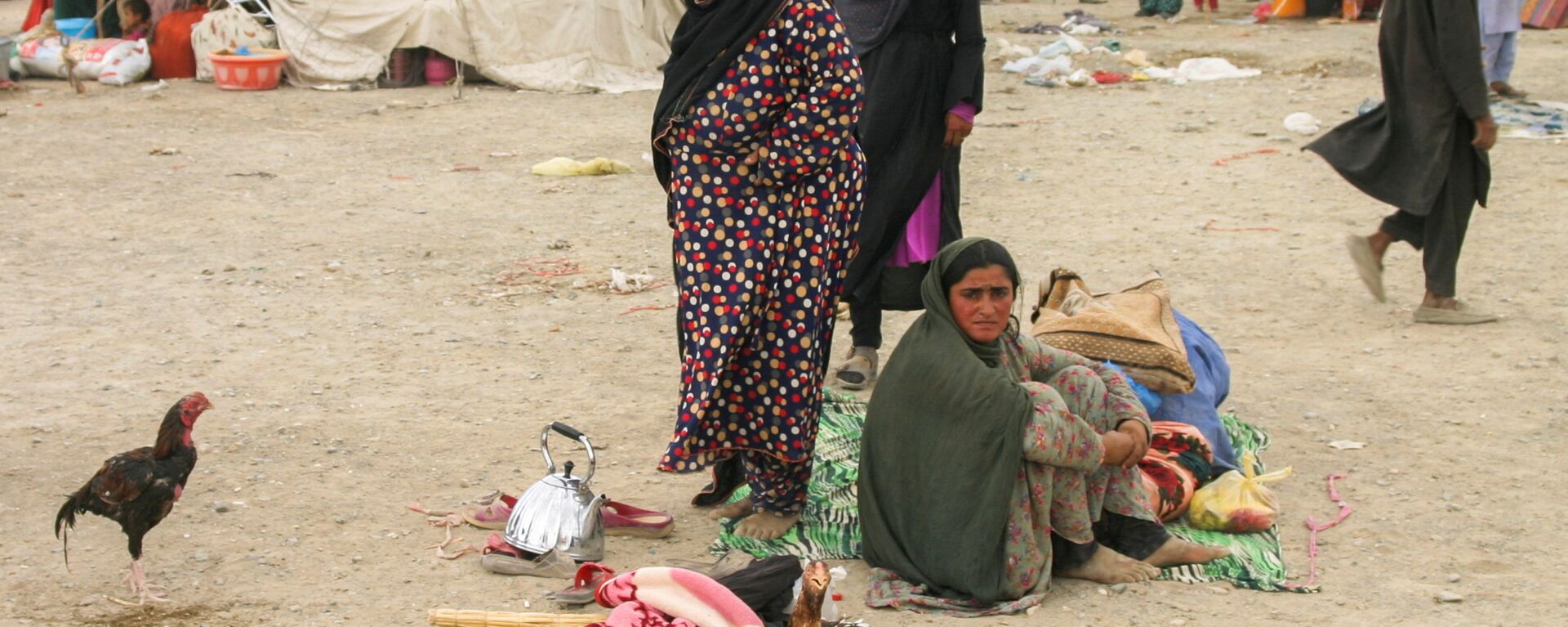 Семья афганских беженцев с вещами возле железнодорожной станции в Чамане, Пакистан - Sputnik Ўзбекистон, 1920, 07.10.2021