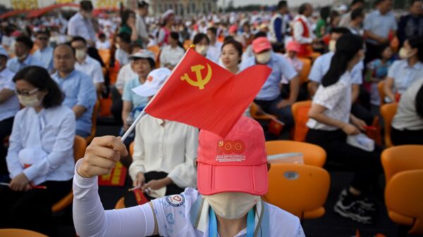 Люди на праздновании 100-летия Коммунистической партии Китая в Пекине - Sputnik Узбекистан