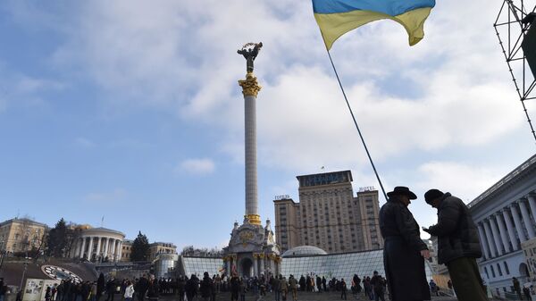 Украинский флаг на площади Независимости в Киеве - Sputnik Ўзбекистон