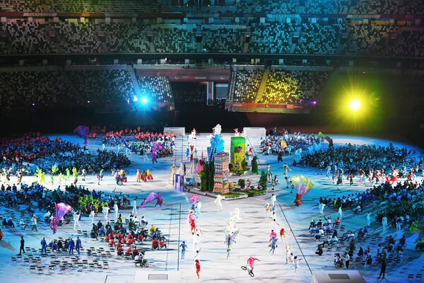 Театрализованное представление во время торжественной церемонии закрытия XVI летних Паралимпийских игр в Токио на Национальном олимпийском стадионе - Sputnik Узбекистан
