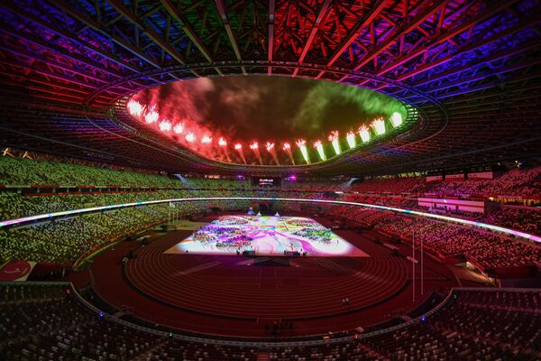 Салют во время торжественной церемонии закрытия XVI летних Паралимпийских игр в Токио на Национальном олимпийском стадионе - Sputnik Узбекистан