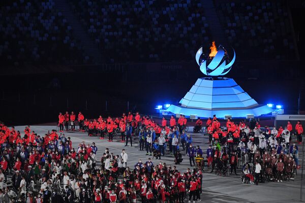 Спортсмены национальных сборных во время торжественной церемонии закрытия XVI летних Паралимпийских игр в Токио на Национальном олимпийском стадионе - Sputnik Узбекистан