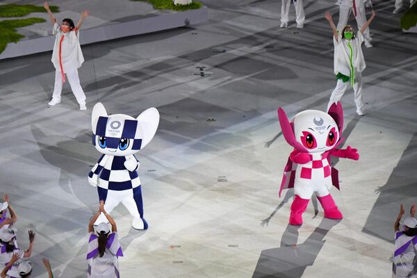 Талисманы Олимпийских игр Мирайтова (слева) и Паралимпийских игр Сомэйти на торжественной церемонии закрытия XVI летних Паралимпийских игр в Токио - Sputnik Узбекистан